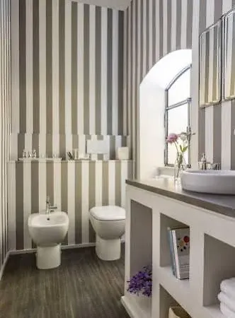 Garibaldi Suites Szálloda